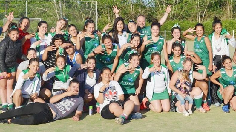 OBJETIVO. El plantel de Los Pinos festeja el ascenso..