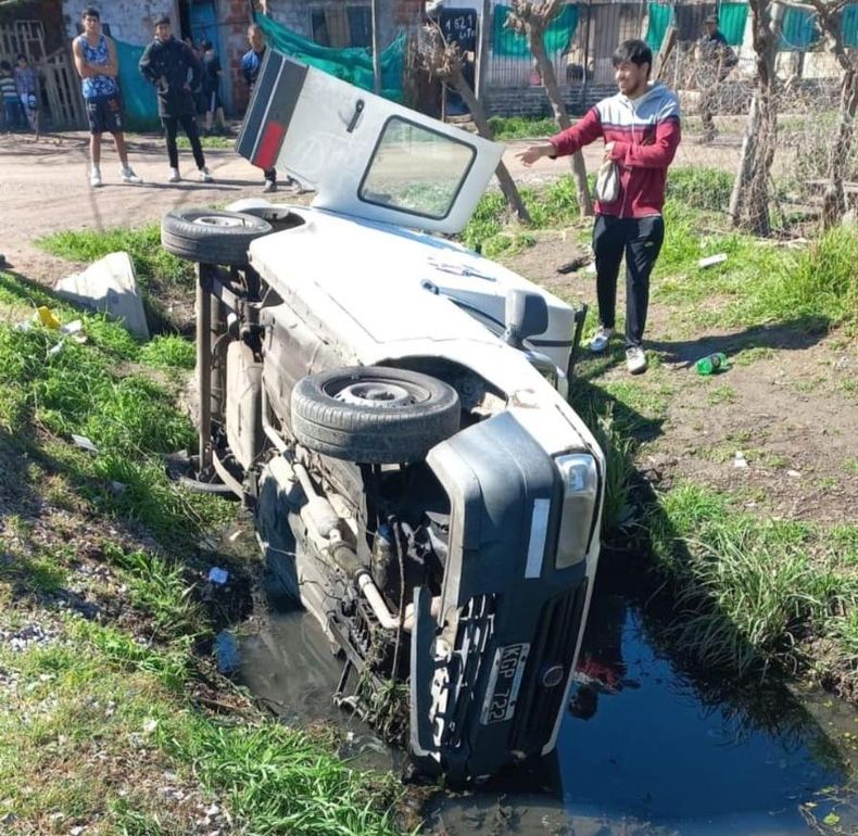 FINAL. La Fiat robada cayó en una zanja de Santa Isabel y Anasagasti, en Manuel Alberti.