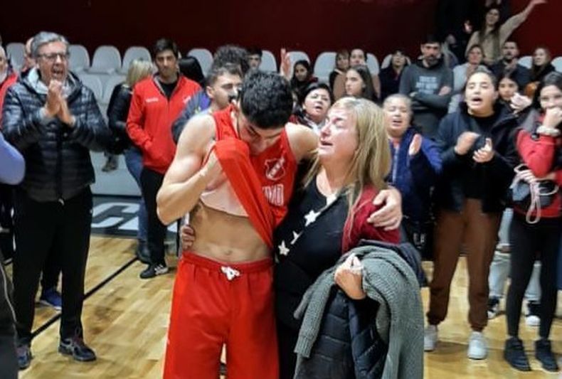 La emoción de Mariano Rabazano junto a su mamá, tras la victoria de Sportivo ante River Plate.&nbsp;