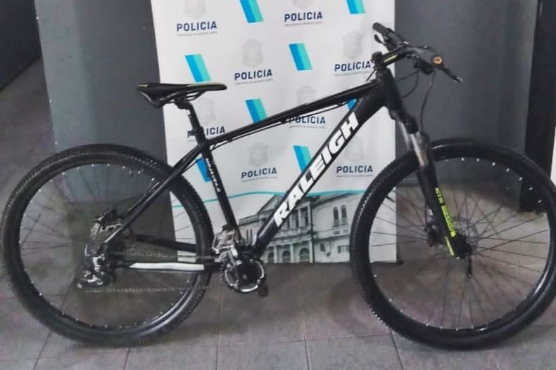 La bicicleta robada fue recuperada en manos de un adolescente de 17 años que intentó extorsionar al dueño.