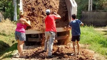 Vecinos debieron arreglar su propia calle