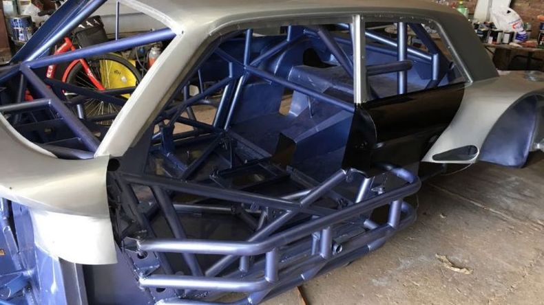 El Ford de Lynn, en pleno proceso de armado..