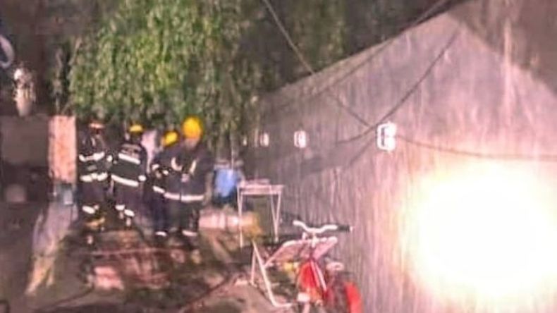 El fuego devoró la vivienda por completo. Foto: Bomberos Voluntarios de Villa Rosa. .
