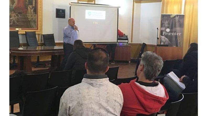 A CLASE. Los directivos están atentos al curso..