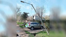 Tres meses con el poste de luz a punto de provocar una tragedia. Fernando Fader y Derqui. La Lonja. Bruno De luca / @petudeluca..