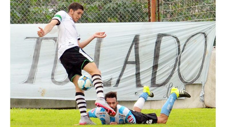 PATADA. Binaghi golpea en la cara a Venturini; el defensor de Victoriano Arenas fue trasladado al hospital, se recuperó y fue dado de alta..