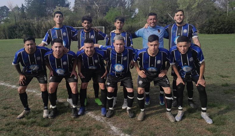 EQUIPO. La formación inicial de La Nueva, que jugó en la cancha de Villa Rosa.