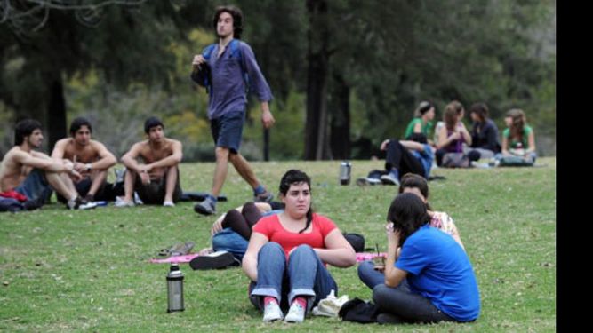 Los espacios verdes se llenaron de gente buscando la sombra fresca..