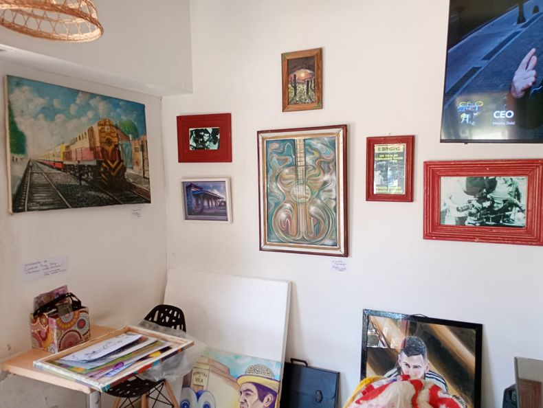 Un espacio dedicado a fotos y pinturas en El Almac&eacute;n, frente a la plaza de Presidente Derqui.