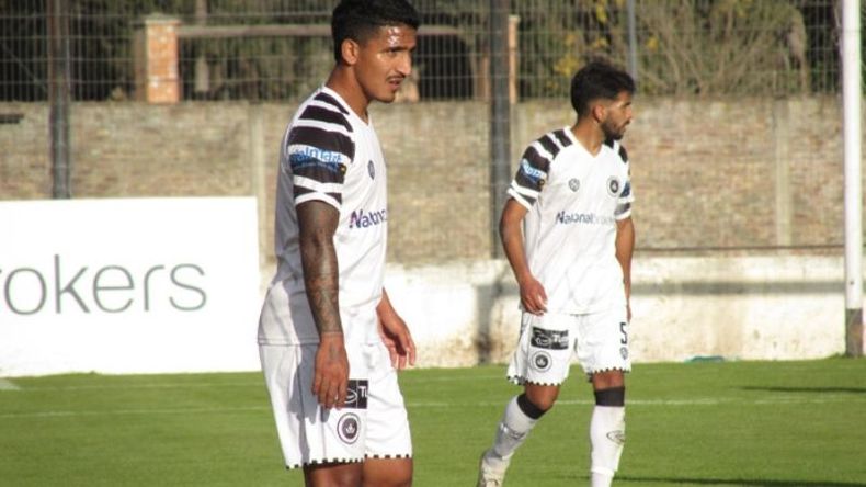 LOS RÍOS. Lucas y Nahuel buscan su posición en la cancha..