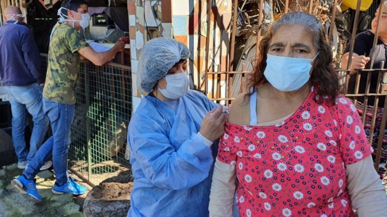 PINCHAZO. El operativo de vacunación, el viernes en Villa Rosa..