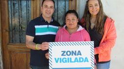 ALERTA. Álvarez y Juanes charlaron de seguridad con los vecinos..