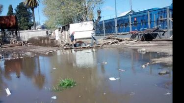 Puente. Los pasajeros caminan sobre maderas para sortear el barro..