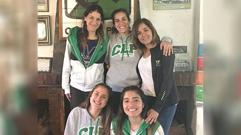 HOCKEY. Pérez (arriba a la derecha) posa junto a jugadoras del club..