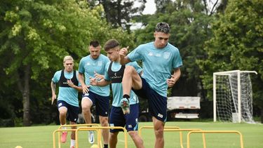 ENTRENAMIENTO. Los jugadores de Racing trabajan en Pilar buscando la puesta a punto.