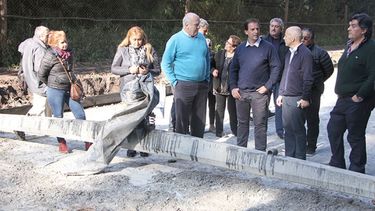 LÍMITE. Ducoté y Sujarchuk, en la frontera, con sus funcionarios..