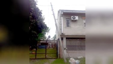 Poste a punto de caerse en la calle Andrade 35. Está así desde hace meses. Sigo esperando que venga Edenor antes de que pase una tragedia. Silvia. .