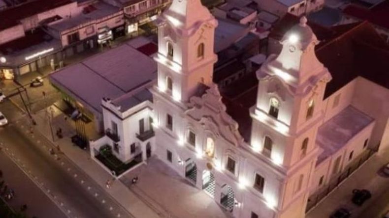 IMPONENTE. La parroquia restaurada e iluminada, vista desde el lente del fotógrafo Diego Kuiper @diego.kuiper..
