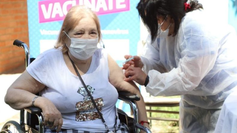 INMUNIZADOS. Se espera para la semana que viene la llegada masiva de vacunas. .