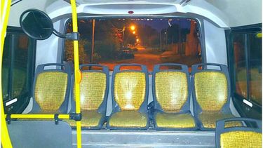 DESTROZO. El agresor rompió asientos y la luneta del colectivo. .