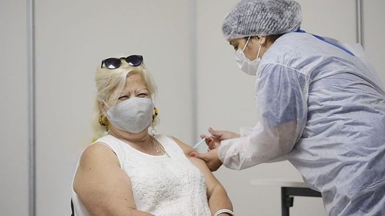 PREVENCIÓN. Con los +60 vacunados, van por menores con comorbilidades..