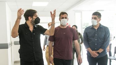RECORRIDA. El jefe de Gabinete bonaerense, Carlos Bianco, junto a Achával, esta tarde en el nuevo centro de salud. .