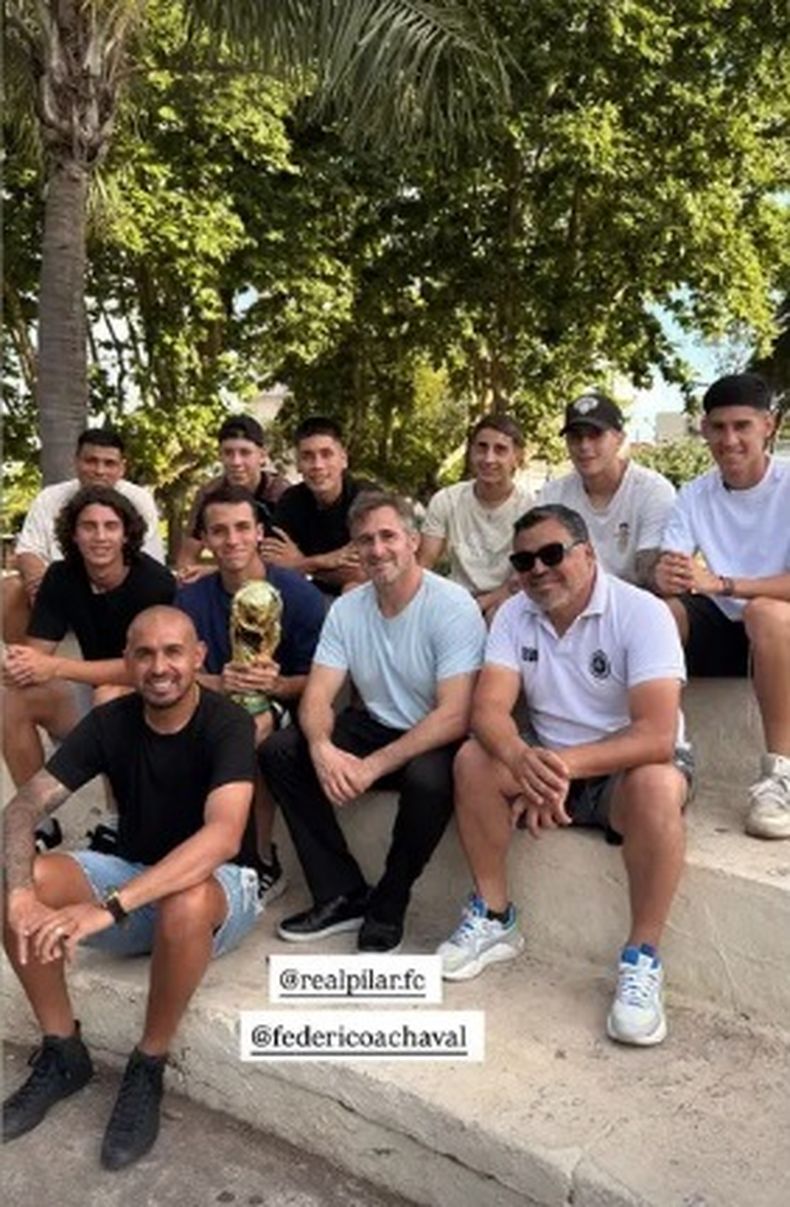 ESPERANDO EL SORTEO. Achával sostiene la Copa del Mundo junto a los jugadores de Real Pilar.