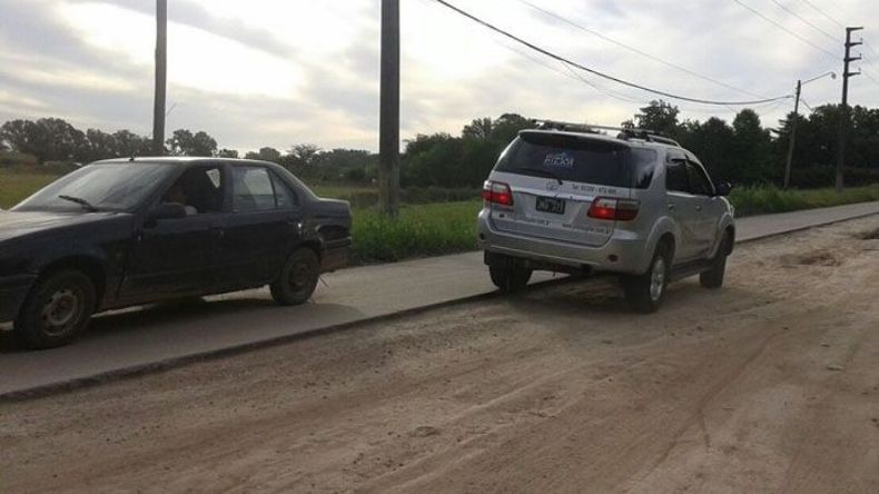 CEDA EL PASO. La calle tiene una sola mano asfaltada..