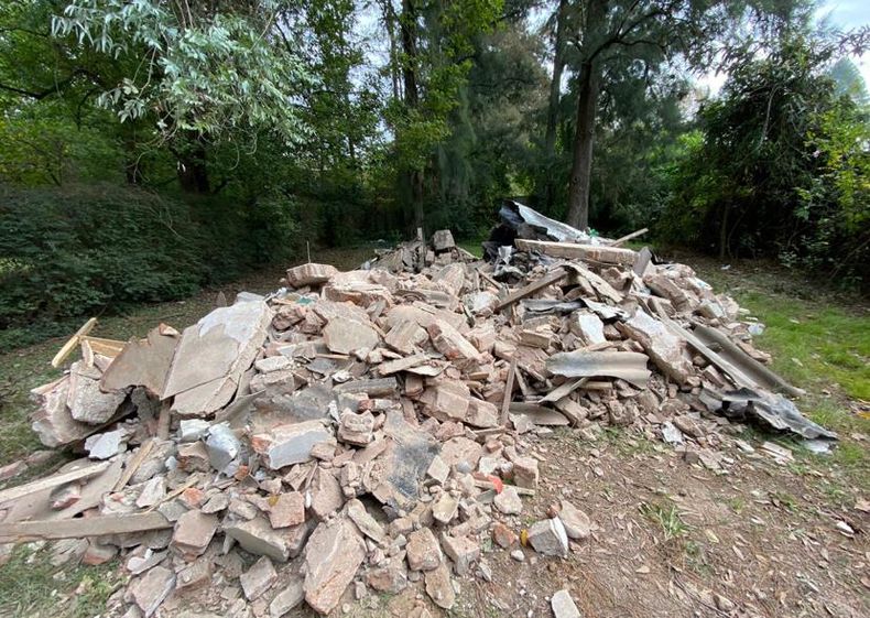Escombros, hierros, maderas y basura frente a la Delegación y salita de salud municipal de La Lonja. Un lugar de paseo del barrio. El Hornero y Federico Rauch. Llegamos a parar un camión (los vecinos) que quería seguir tirando. Es feo que no se respete el ambiente y además un lugar frente a una sala de salud donde asisten muchas personas: niños, embarazadas, gente mayor. No sería saludable. Raúl.