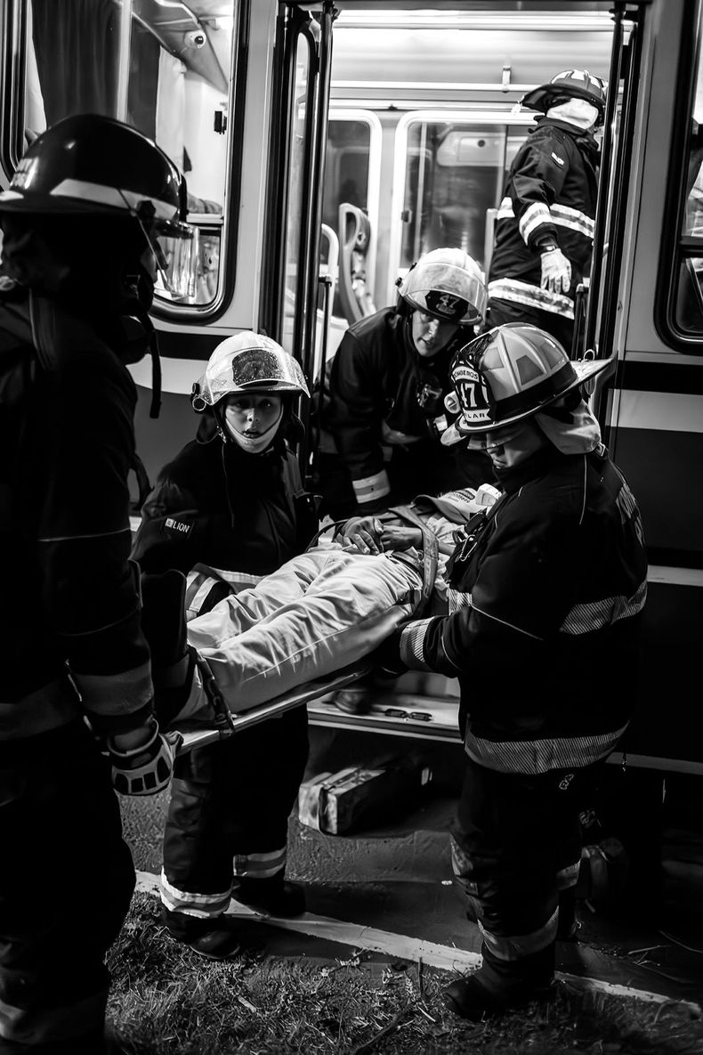 La fotógrafa Vero Carro retrató durante un año el trabajo de los Bomberos Voluntarios de Pilar.