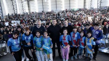 Federico Achával, Sergio Massa y Jorge DOnofrio, sobre el escenario con los chicos. Atrás, miles de vecinos de Derqui, en la apertura del Club Municipal.&nbsp;