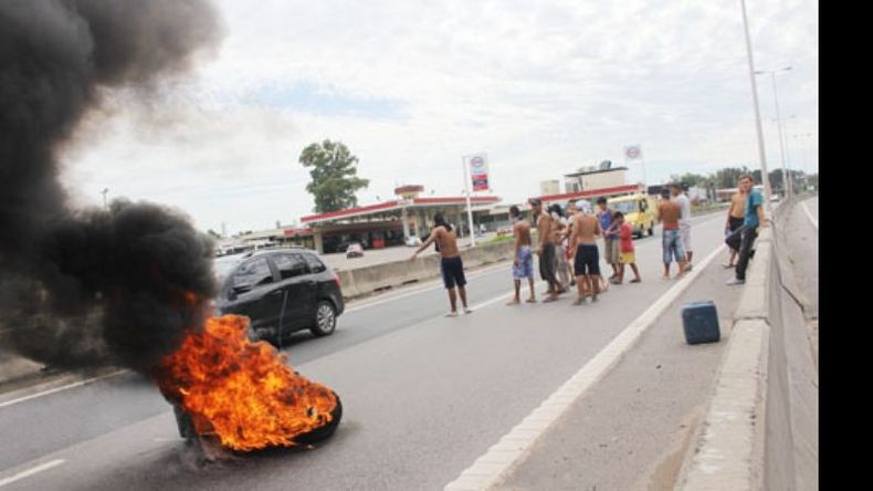 Fuego y bronca. El piquete sobre la autopista duró cerca de 4 horas..