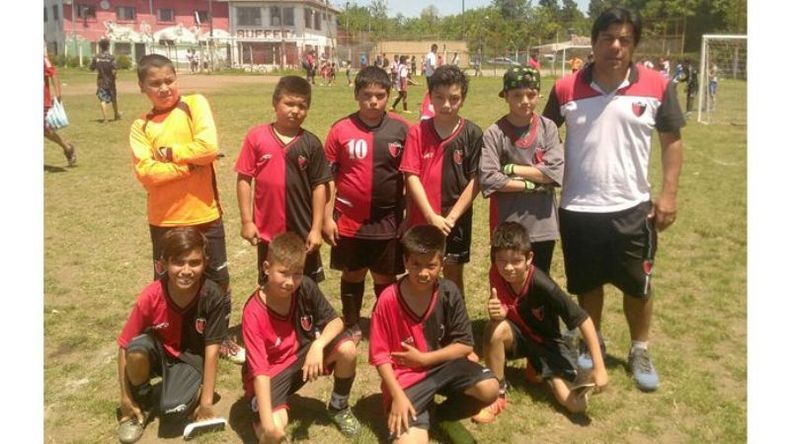DE VISITANTE. La 2006 de Derqui venció 4-2 a Argentinos..