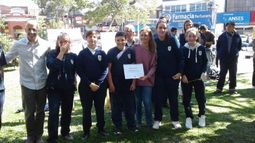 DICHOS. Ducoté, ayer en la plaza, junto a estudiantes..