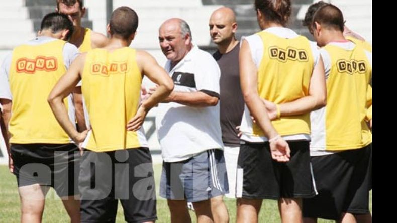 Santángelo habla con los jugadores tras el entrenamiento de ayer en el estadio Carlos Barraza..
