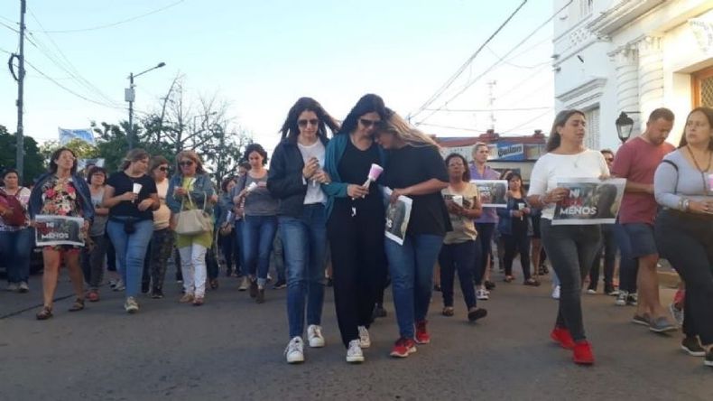 La primera marcha para pedir justicia por el femicidio convocó a 400 personas alrededor de la plaza 12 de Octubre. .