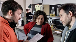 DIRECTOR Y PROTAGONISTAS. Mariano Minestrelli junto a Paola Barrientos y Juan Gil Navarro. DIRECTOR Y PROTAGONISTAS. Mariano Minestrelli junto a Paola Barrientos y Juan Gil Navarro.