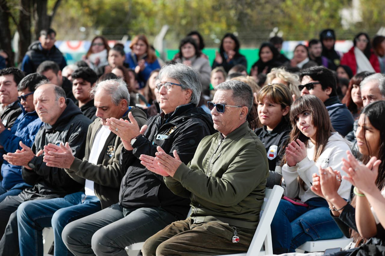 Veteranos de Malvinas participaron de la inauguraci&oacute;n de la escuela junto a Federico Ach&aacute;val.