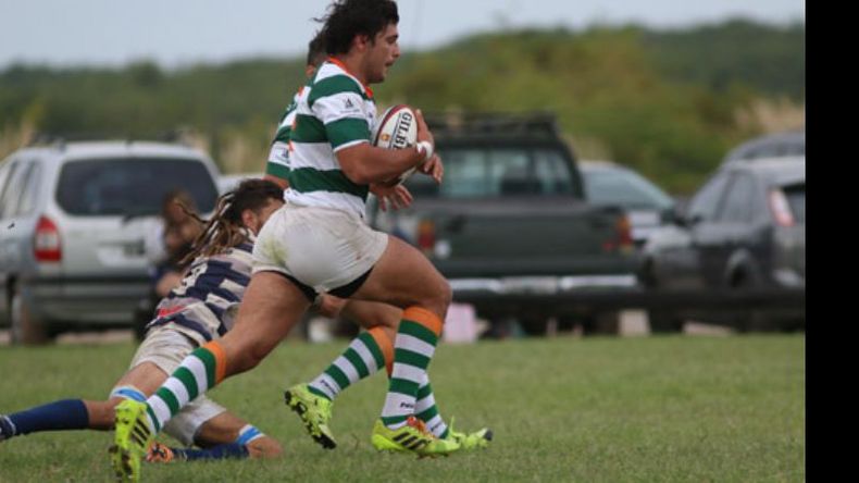 Implacable. Mariano Di Tullio se escapa hacia uno de sus 4 tries en la tarde en el barrio San José de Los Talas. Saint Brendan’s formó con Mariano Britos, Felipe Giménez, Víctor Defina; Francisco Anguita y Nicolás Tavanelli; Mauro Manfrino, Gastón Manganiello e Ignacio David; Juan Pitra, Andrés Cascante; Matías Soaje, Guido Di Tullio, Mariano Di Tullio, Maximiliano Pingaro; y Víctor Danzeyminhot. DT: Marcelo Manfrino..
