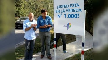 CARTEL. Ducoté se acercó a Villa Rosa para celebrar la realización de la cuadra Nº1.000 y prometió 500 más para este año..