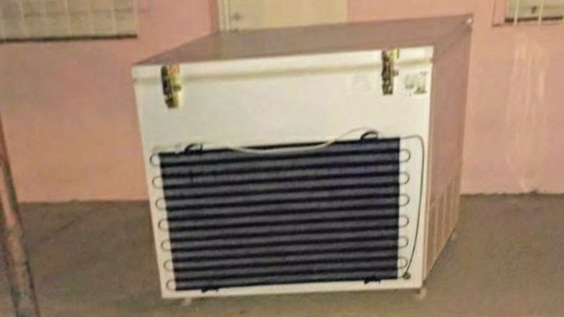 El freezer robado, que posteriormente fue abandonado por los delincuentes. .