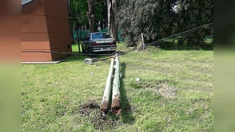 Tras la tormenta del sábado, este poste de alumbrado público cayó a un metro de la puerta de una vivienda de la calle Viamonte 1784, en el barrio Las Casuarinas de Del Viso. Hicimos reclamo pero parece que no es urgente para Edenor. Pablo. .