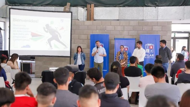 NUEVO PROGRAMA. Achával, en la Secundaria Nº 10, una de las 7 que participará del programa..
