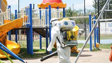 EN LOS BARRIOS. La fumigación se realiza en plazas y espacios públicos. &nbsp;