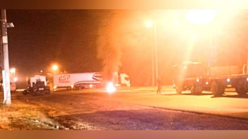 El corte duró hasta las primeras horas de la mañana en el acceso al Parque Industrial por la calle Frondizi. Foto @juancaimpacto.