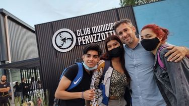APUESTA AL DEPORTE. Achával junto a un grupo de chicos, en la puerta del nuevo club municipal. .