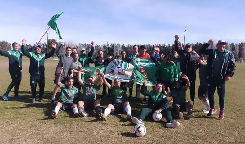 CAMPEONES. El festejo de los muchachos de Sport Pilar +35 tras el triunfo.
