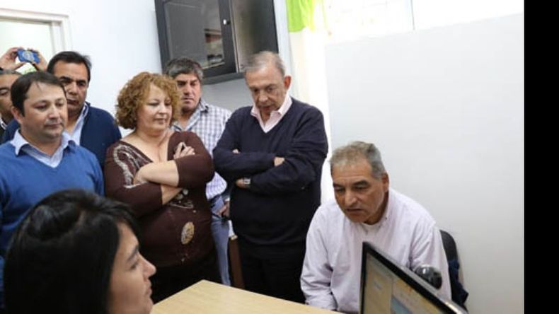 JUNTOS. Zúccaro y Molina presenciaron la realización del primer DNI digitalizado en Alberti..