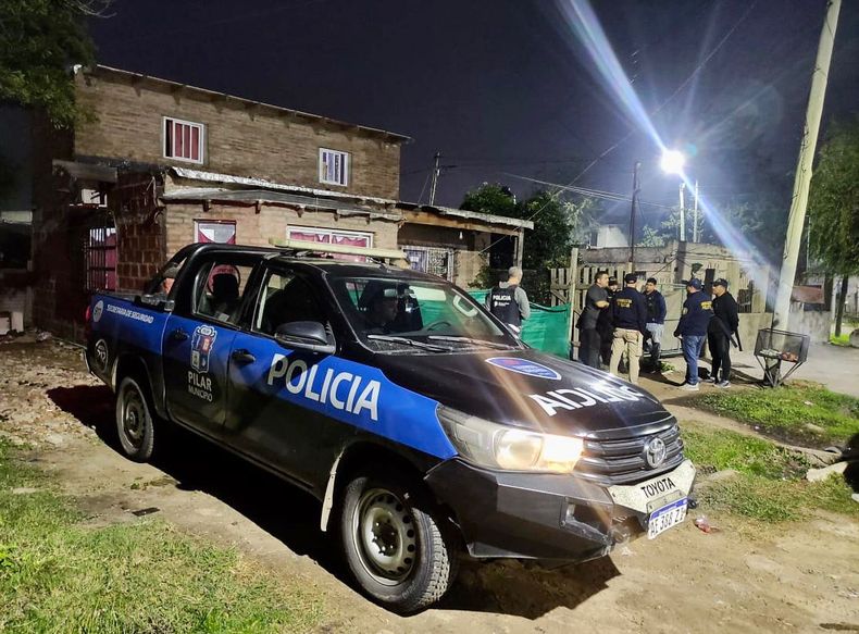 La policía, durante el allanamiento llevado a cabo en una vivienda del barrio Villa Verde.&nbsp;