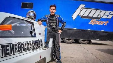 ESTRENO. Santilli junto al Chevrolet con el que correrá en el TC Mouras.